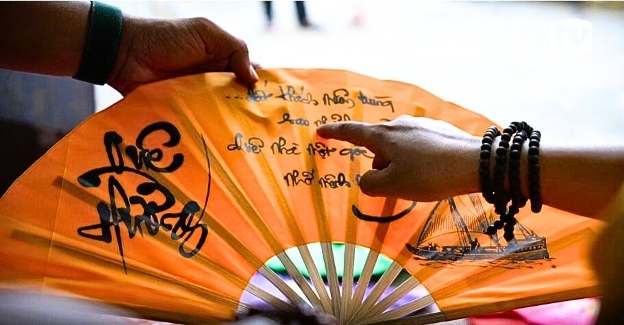 Begin your fan-making day with Hue’s tranquil ambiance